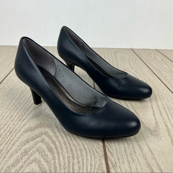 Lifestride Parigi Round Toe Slim Heel Pumps 7M Navy Blue Faux Leather $70 - Picture 1 of 9